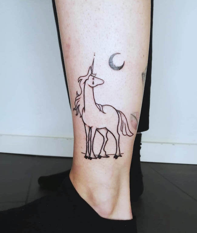 Tatuaje de unicornio mágico de @alunitattoo