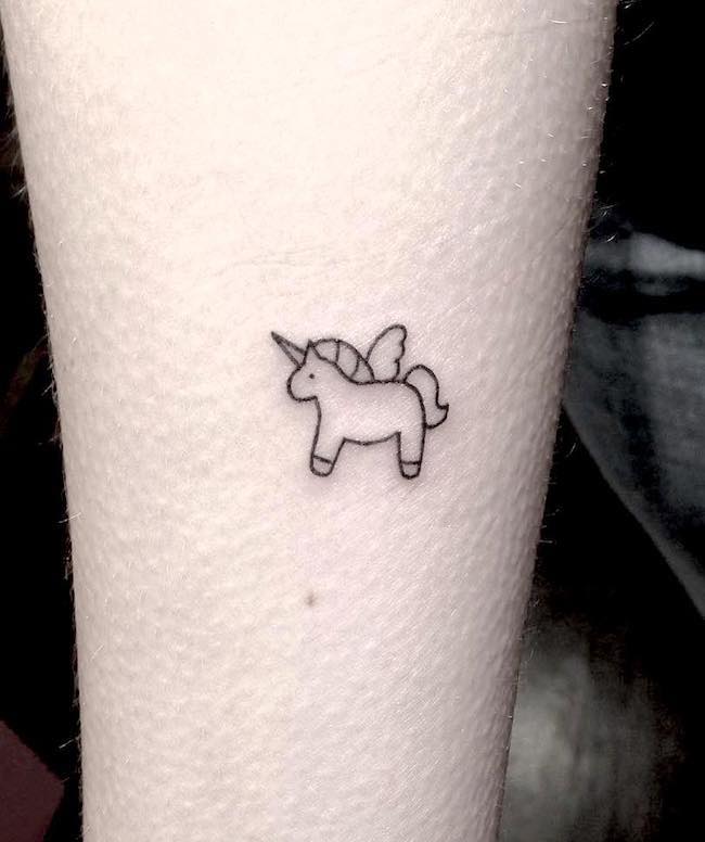 Un pequeño tatuaje de unicornio minimalista de @amalieink