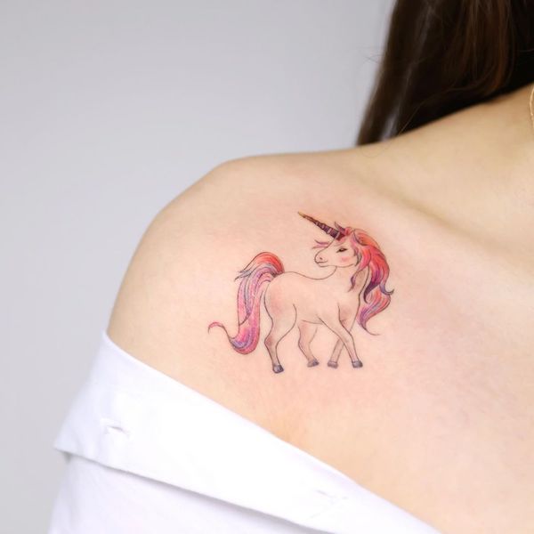 Tatuaje de unicornio arcoíris en el hombro por @jooyoung_color