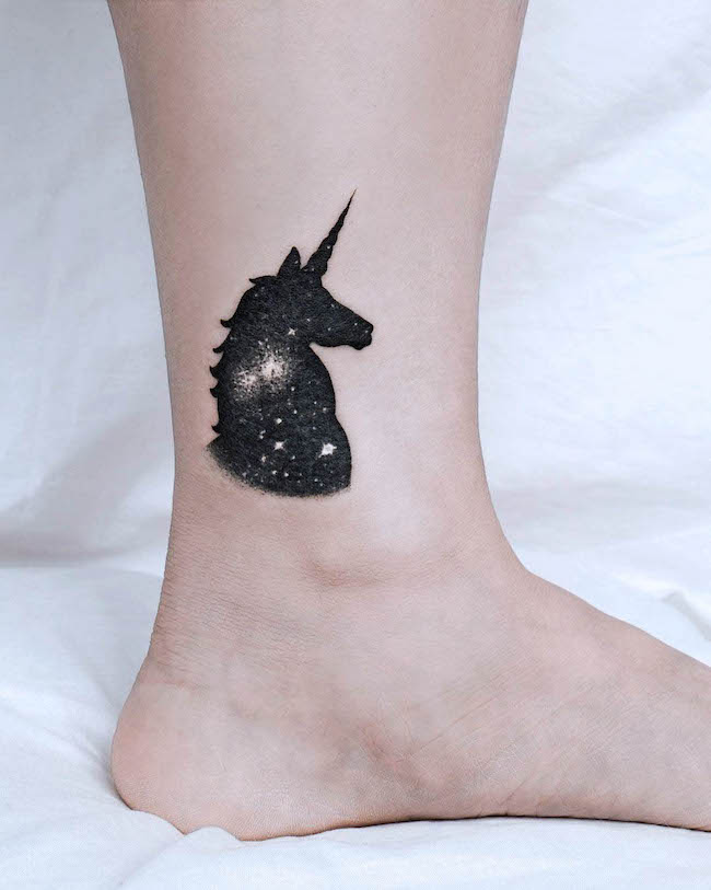Universo en silueta de unicornio - Tatuaje de unicornio mágico de @e.nal.tattoo