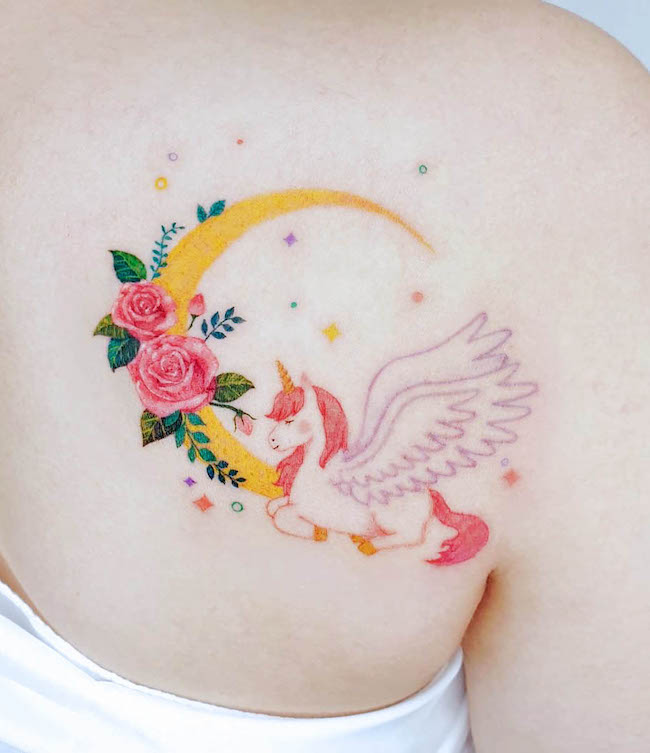 Un tatuaje floral de luna creciente y unicornio de @e.ple_tattoo