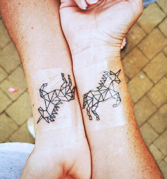 Tatuajes de unicornios geométricos a juego por @jessicajetvogt