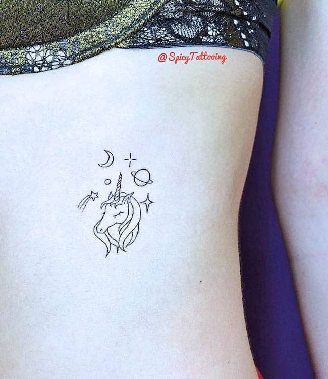 Un tatuaje de unicornio sencillo y femenino de @lesya_spicy