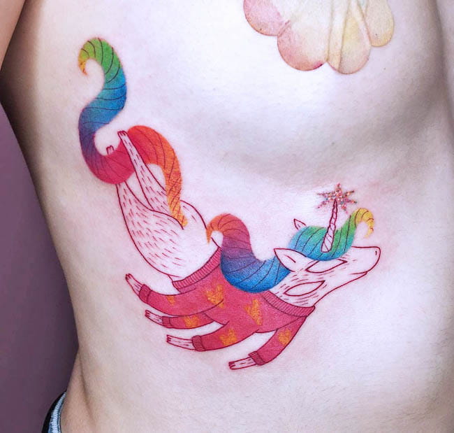 Un tatuaje de acuarela que complementa el cuerpo: tatuaje de unicornio mágico de @mrozyc