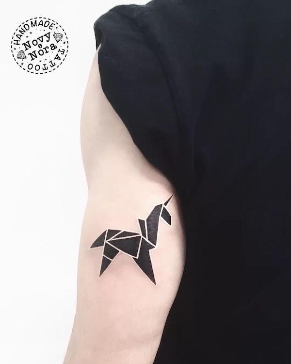 Tatuaje de unicornio de origami de @novytattoo_handmade_studio