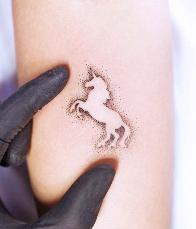 La silueta del unicornio – Tatuaje de unicornio mágico de @oi_tattooer