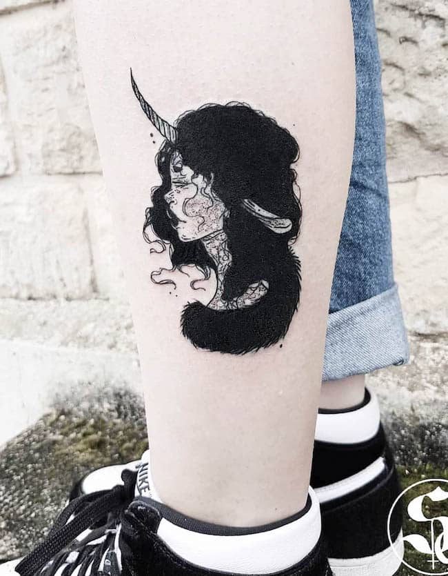 El tatuaje de la chica unicornio por @scapula.ink