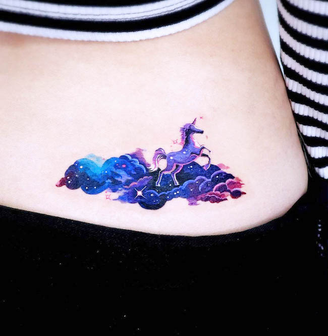 Tatuaje de estómago de otro mundo con colores impresionantes de @tattooist_sigak
