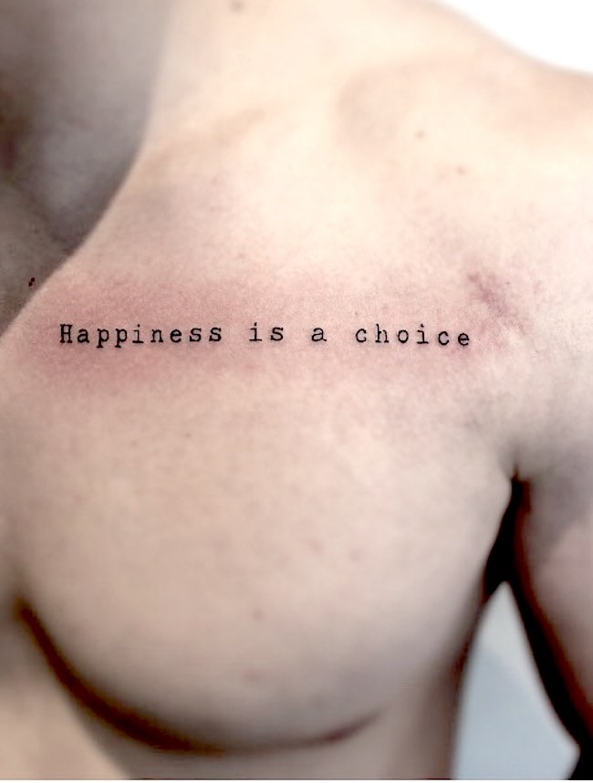 Tatuaje con frase "La felicidad es una elección" de @n1co_tattoo