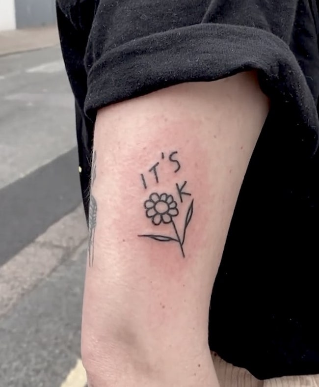 Tatuaje con frase "está bien" de @_harrymckenzie