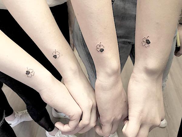 Pequeños tatuajes de tréboles para 4 por @selcuksakre.tattooartist-- Tatuajes minimalistas a juego para hermanos