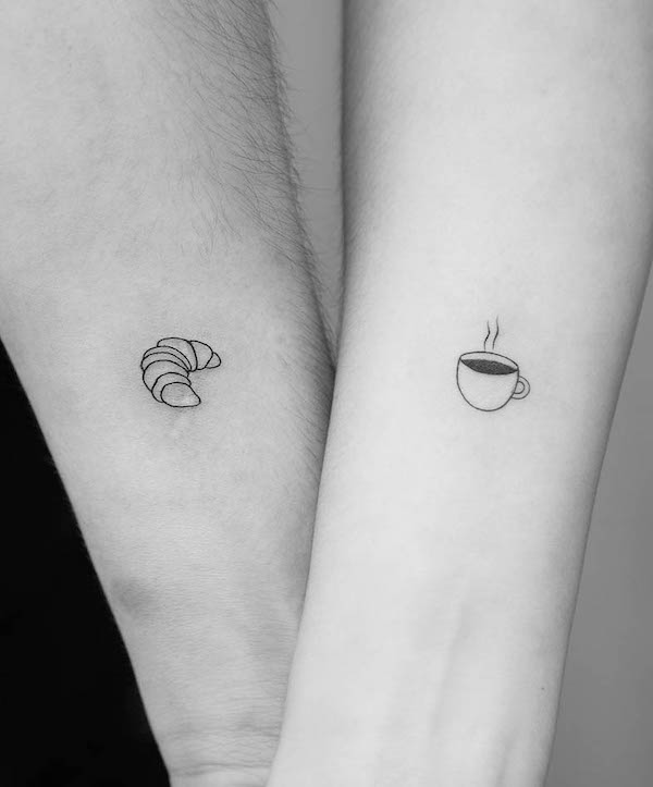 Croissant y café a juego con tatuajes de líneas finas por @studiodaveink