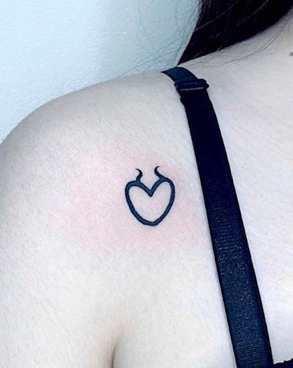 Small heart shape shoulder tattoo by @willem_tattoo