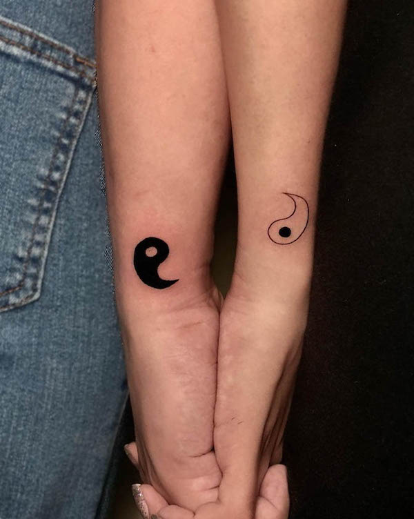 Tatuajes simples de pareja yin yang por @joshuajem