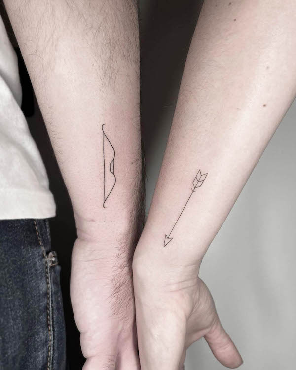 Tatuajes de pareja de arco y flecha a juego por @fat_otherstyles