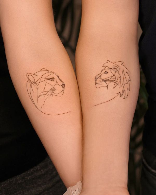 Tatuajes de leones de una sola línea a juego de @tattoo_berlin_vesna