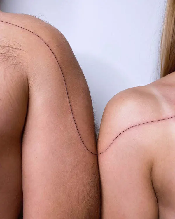 Líneas conectadas que combinan con tatuajes de pareja de @nesheva_ulyana