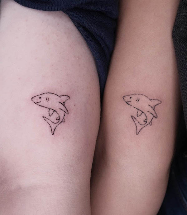 Tatuajes de tiburones sencillos a juego de @tinybaki