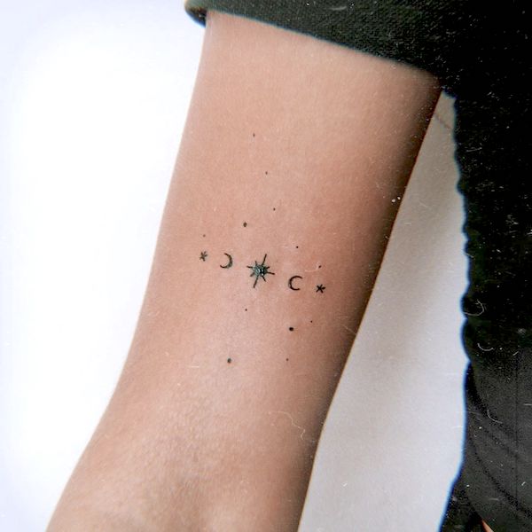 Una pequeña constelación minimalista de Virgo en el brazo por @_bodysoul -Símbolo del signo de Virgo y tatuajes de constelaciones