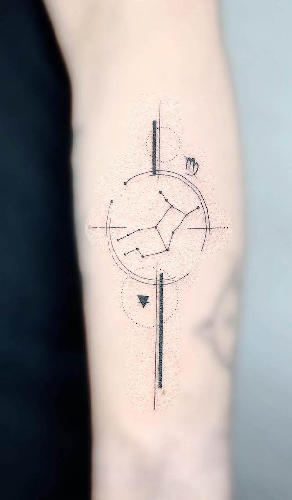 Tatuaje geométrico de Virgo por @jadyntattooer