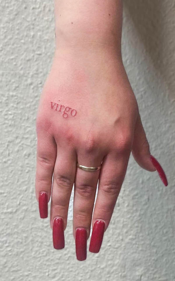 Tatuaje de la palabra Virgo por @jessi.g.tattoo
