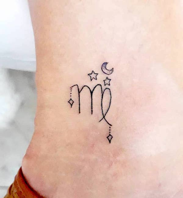 Tatuaje de Virgo estrellado en el tobillo por @moth_tattoo