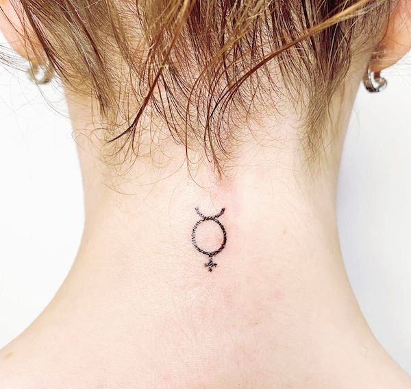 Un elegante tatuaje de glifo de Mercurio en el cuello de @besarmate_ink -Símbolo del signo de Virgo y tatuajes de constelaciones