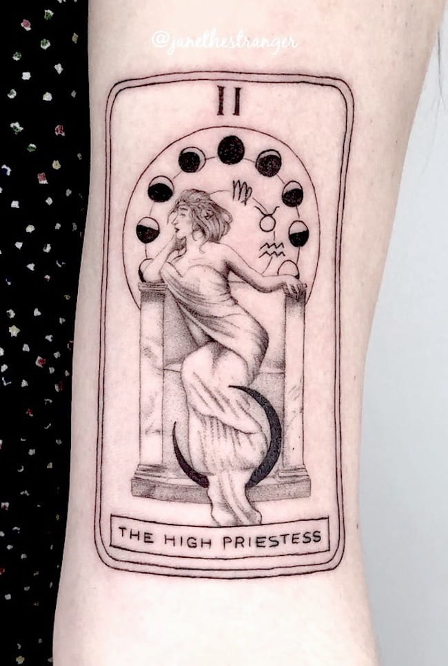 Un tatuaje de tarot con signos del zodiaco de @janethestranger