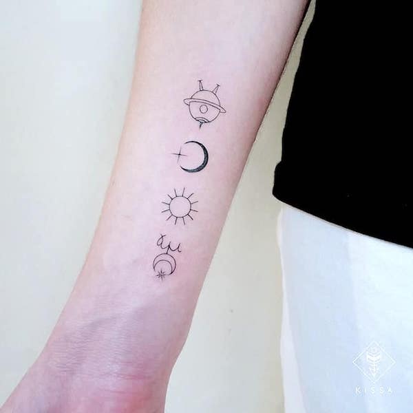 Tatuajes minimalistas de símbolos del zodíaco y planetas por @kissa.tattoo