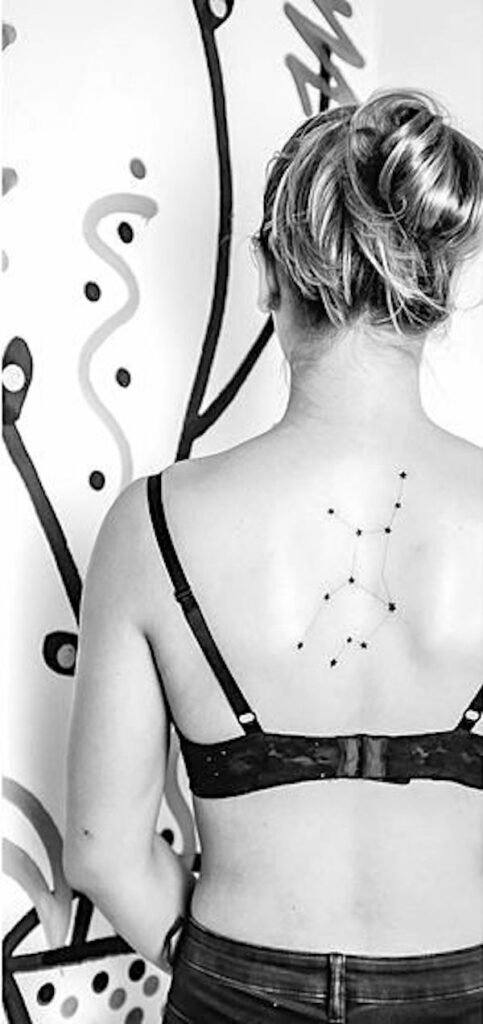 Un tatuaje de constelación minimalista en la espalda por @blacksheeptattooby_jar
