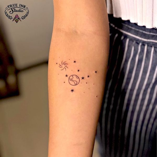 Tatuaje de constelación oculta para Virgo por @trueinkstudios