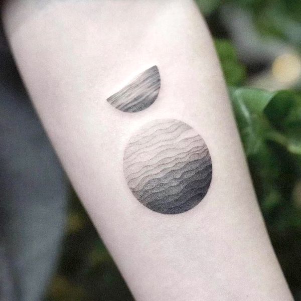 Un tatuaje de Mercurio en blanco y negro en el antebrazo por @uni_tattoo-Virgo, símbolo del signo y tatuajes de constelaciones