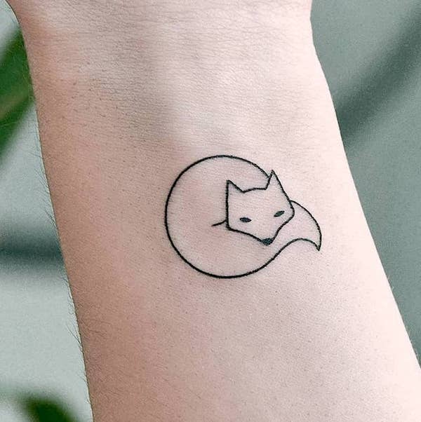 Un tatuaje de zorro minimalista para vírgenes de @mairaegito -Símbolo del signo de Virgo y tatuajes de constelaciones