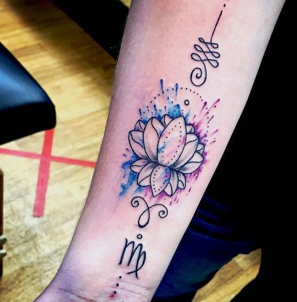 Tatuaje de loto en el antebrazo por @leejacktattoo