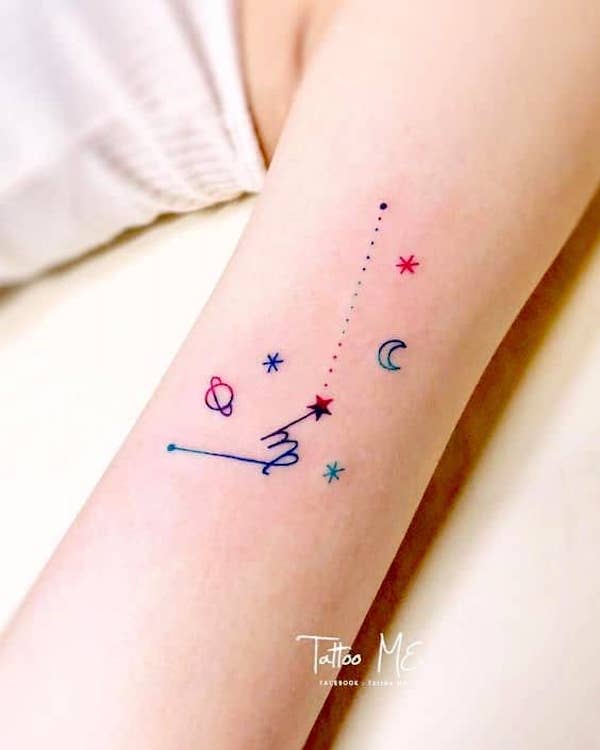Un tatuaje de estrellas de colores para chicas Virgo @deardeeri