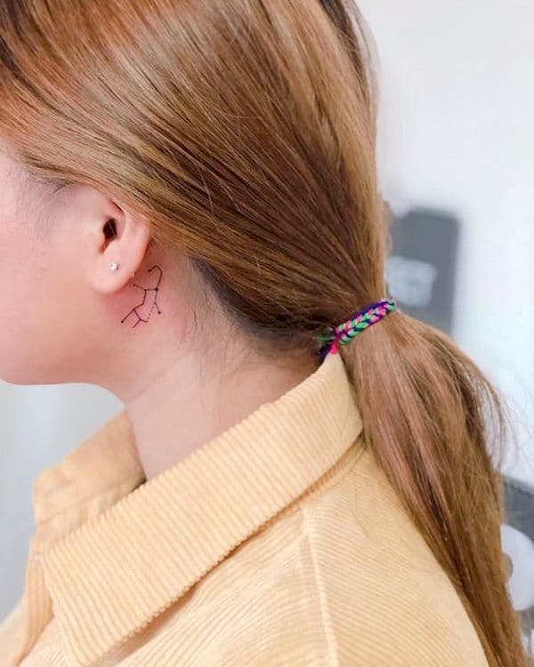 Un tatuaje de la constelación de Virgo detrás de la oreja por @mcqueen_mode