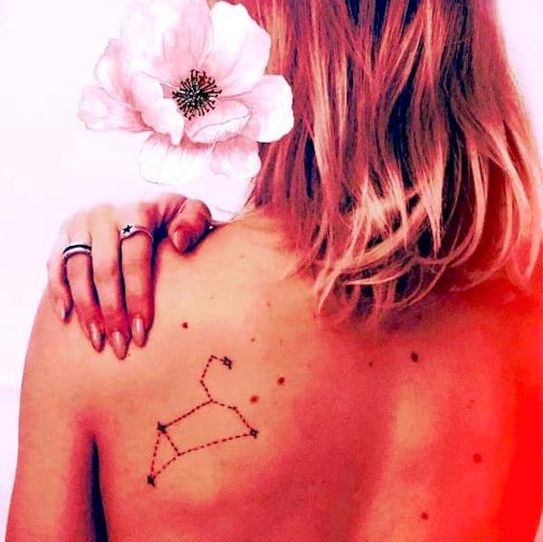 Un elegante tatuaje de constelación en la espalda de @notjustisabella