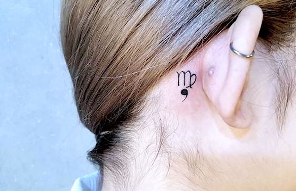 Tatuaje del símbolo de Virgo en la oreja pequeña por @peria_tattoo