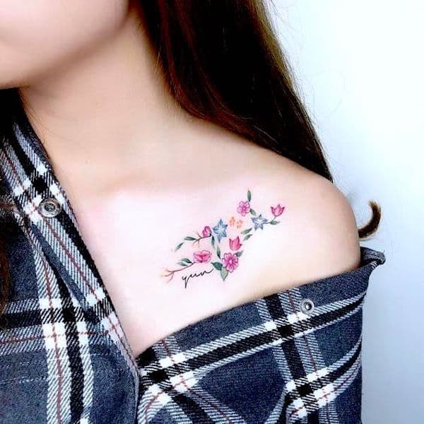 Un tatuaje de constelación floral en el hombro por @ioioiotattoo