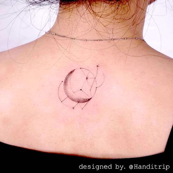 Lindo tatuaje de luna en la espalda por @handitrip