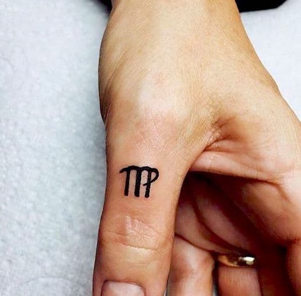 Un pequeño tatuaje de Virgo en el dedo por @topp_tattoo