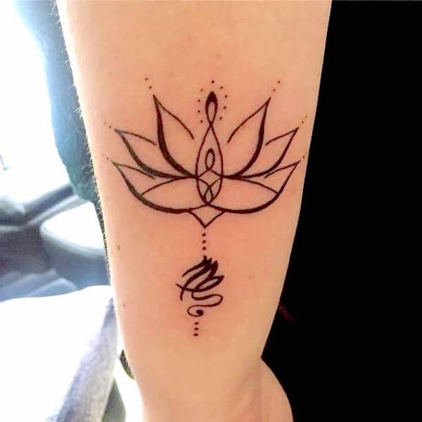Tatuaje de flor de loto Virgo por @diana_oldskooltattooing