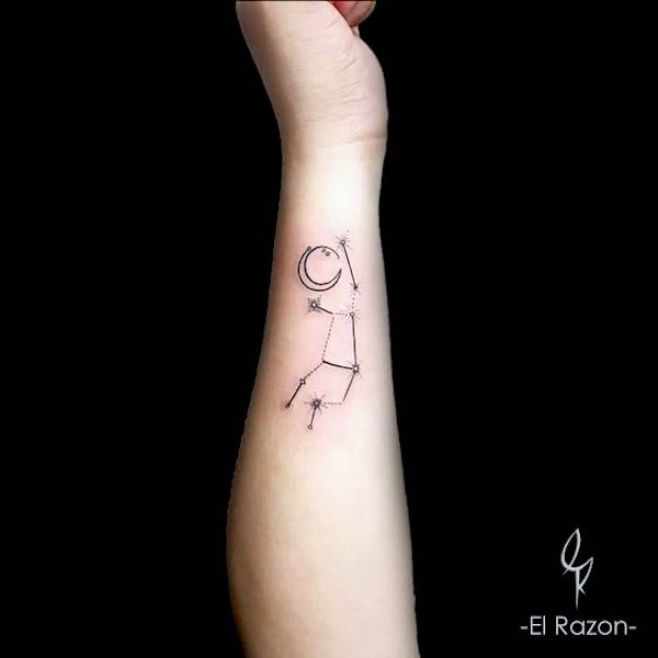 Un sencillo tatuaje de constelación en la muñeca por @yaelraz0n