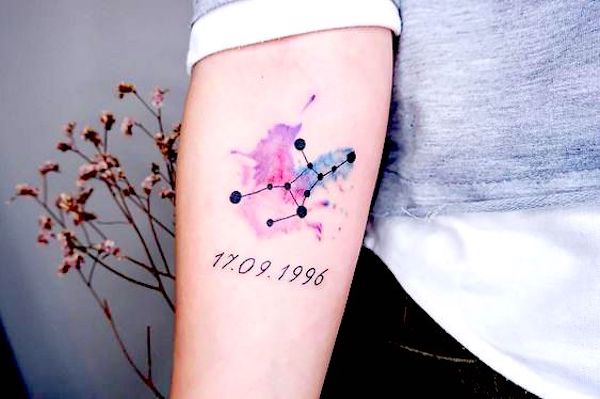 Un tatuaje en acuarela con la fecha de nacimiento de @tattooistxael