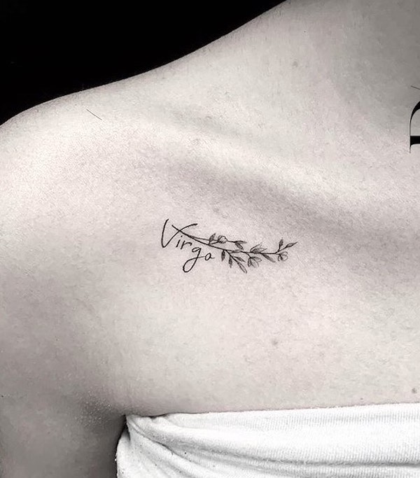 Pequeño tatuaje de Virgo debajo de la clavícula por @dreamworxink