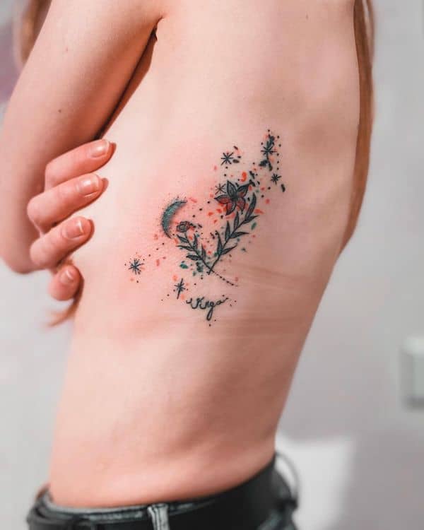 Un tatuaje floral de costilla de la constelación de Virgo de @santoro.noe: ideas de tatuajes únicas para mujeres Virgo