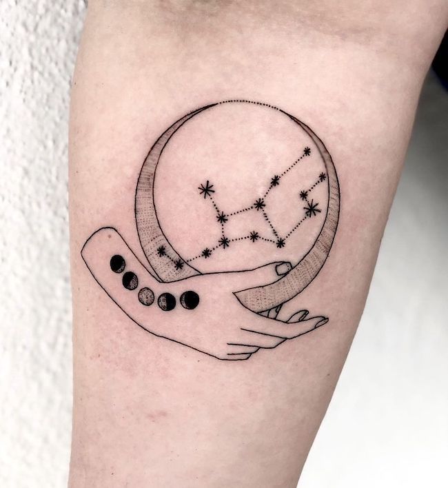 Universo en mi mano: un tatuaje de la fase lunar con la constelación de Virgo por @amandajotattoo
