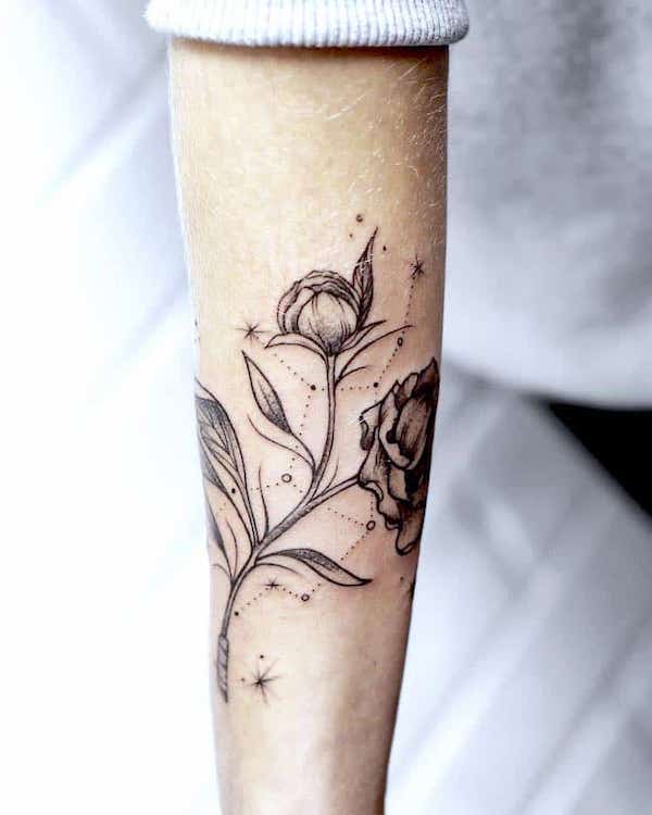 Tatuaje de flores con la constelación de Virgo por @mrtnv_