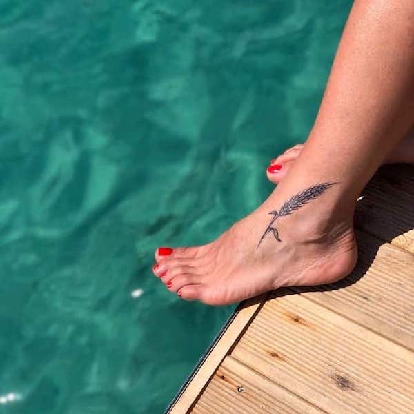 Un tatuaje de trigo en el pie para mujeres Virgo por @redcattattoo