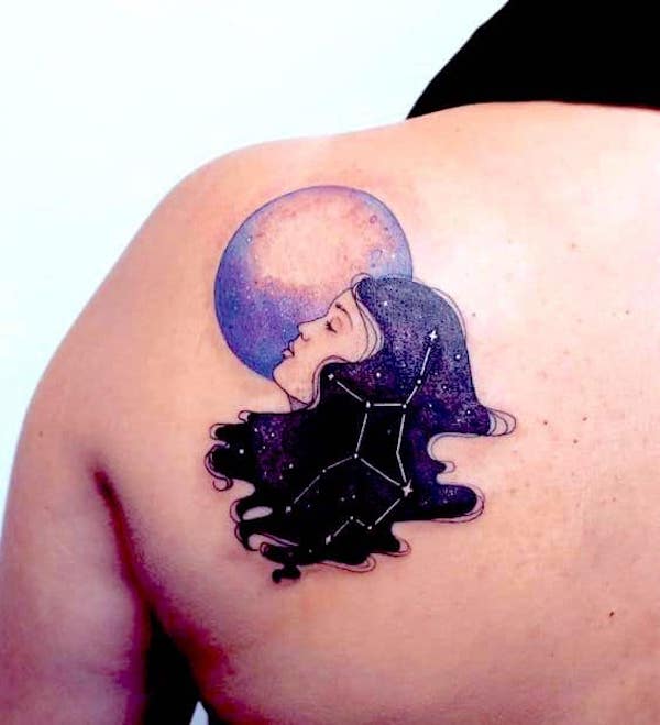 Un tatuaje lunar en la espalda de @gabig_tattoo